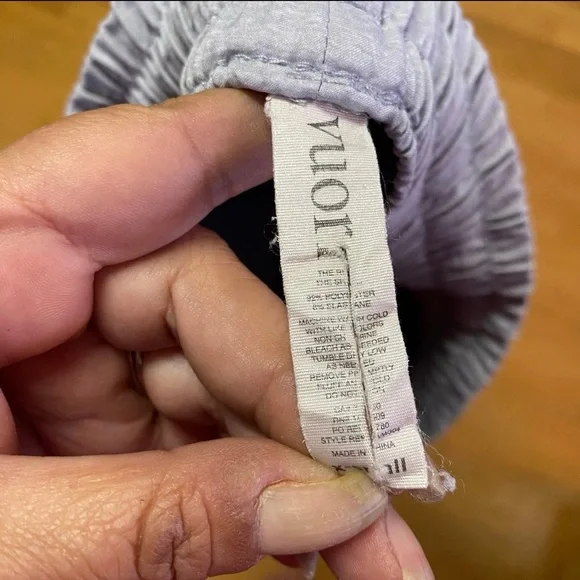 Women’s xsmall gray Vuori clementine 2.5” shorts - Picture 6 of 6